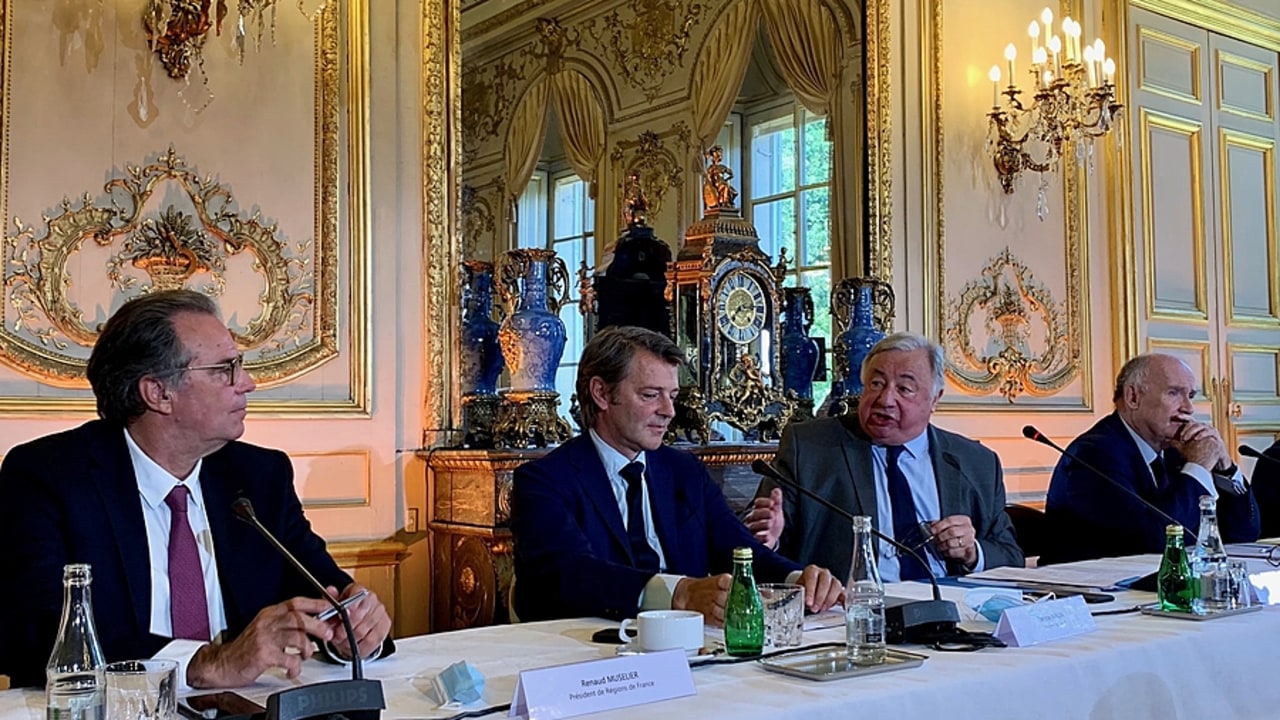 Réunies ce 8 juillet, AMF, ARF et ADF proposent de rebattre les cartes de la décentralisation. En confiant par exemple aux départements la conception et la conduite des politiques sociales et médico-sociales. (ADF/Twitter)