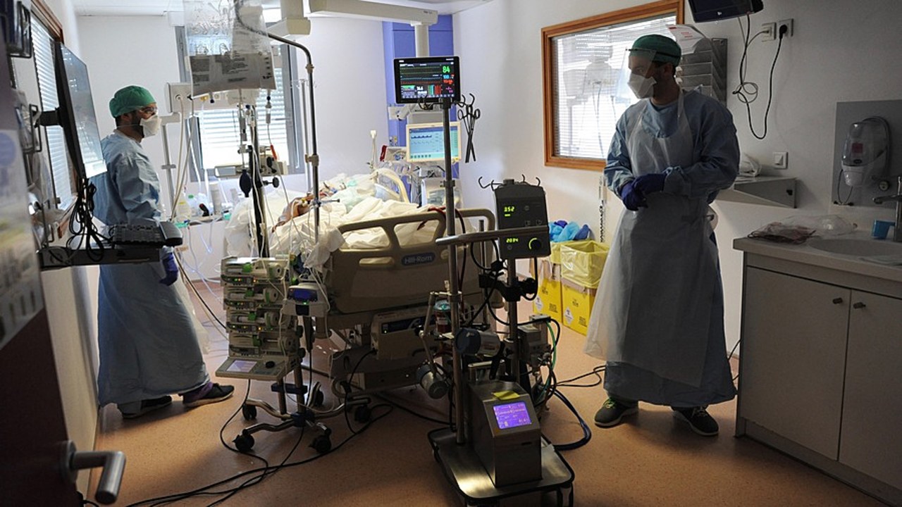 Définir le bon nombre de lits de réanimation suppose également de se poser la question des équipements et des ressources humaines disponibles et formées. (Pascal Bachelet/BSIP)