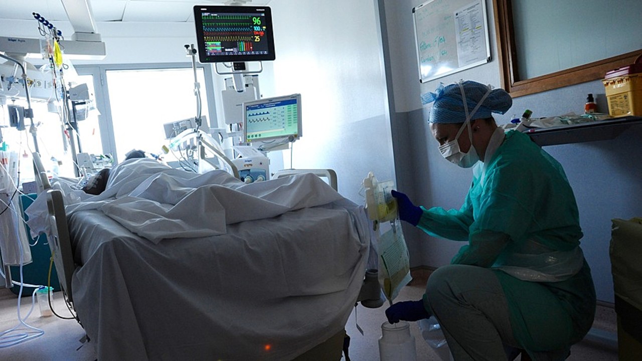 Le Dr Philippe Juvin réclame des milliers de lits de réanimation (avec respirateur et autre matériel technique) "vides mais prêts à servir au cas où" sur l'ensemble du territoire dans des sites éloignés des zones denses. (Pascal Bachelet/BSIP)