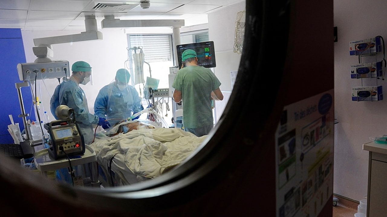 Le Covid-19, c'est 3 à 6 semaines en réanimation sédaté, intubé, ventilé, curarisé. L'intensité de soins équivaut à un marathon. "Est-ce qu'on impose à une personne de 90 ans d'aller faire un marathon ?" interroge la SFMU. (Pascal Bachelet/BSIP).