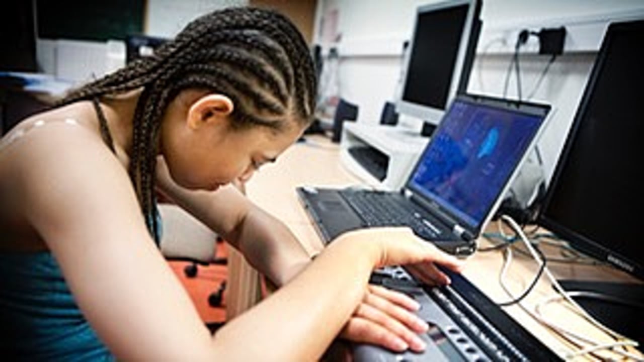 Si les adaptations pédagogiques sont bien intégrées pour les déficients visuels — ici à l'institut Montéclair d'Angers (Maine-et-Loire) — d'autres types d'adaptation mériteraient d'être plus connus et utilisés. (Amélie Benoist/Bsip)