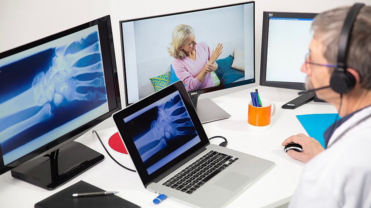 2% des téléconsultations ont été réalisées par les établissements de santé, un pourcentage qui devrait s'accroître dans les années à venir. (Collanges/BSIP)