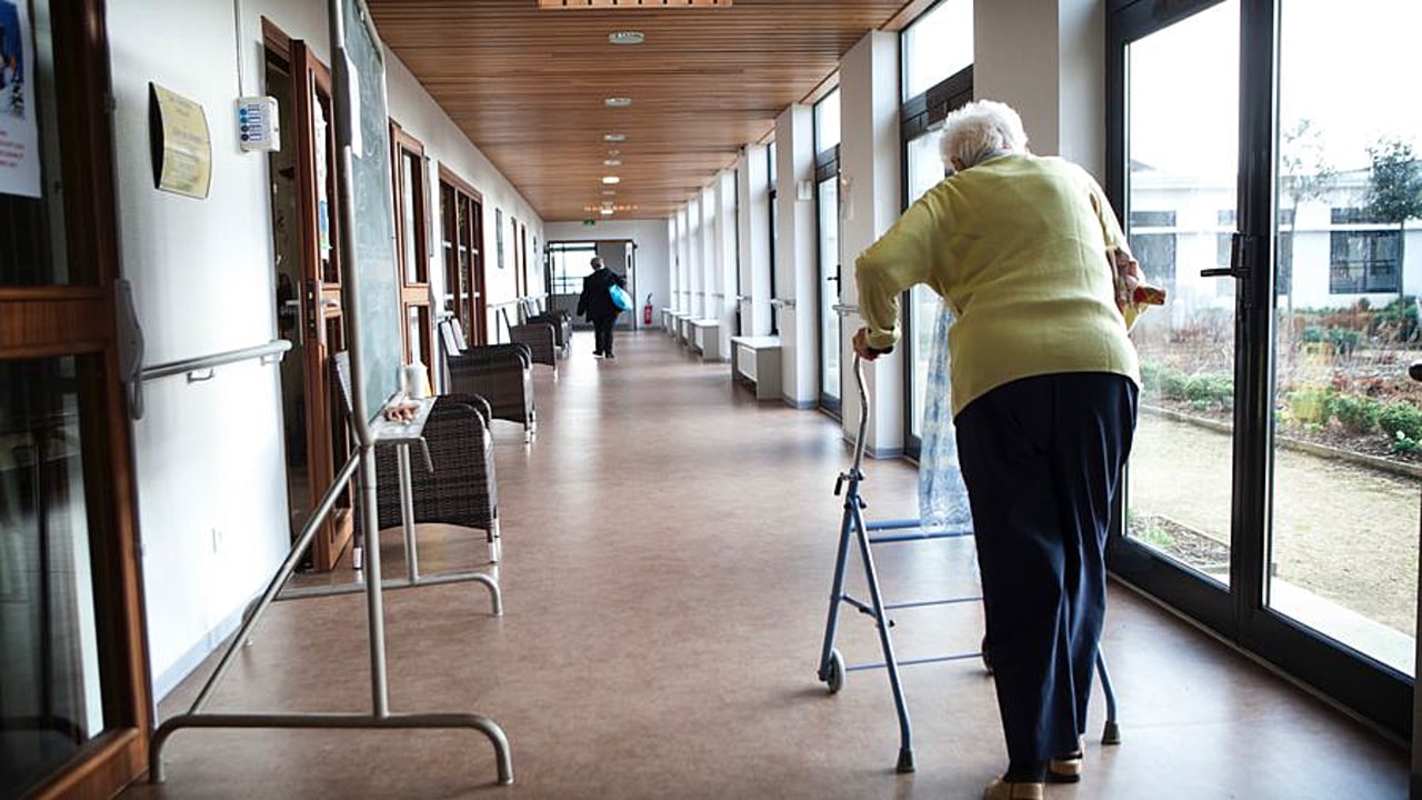 Le confinement contraint en chambre pose l'épineuse question des résidents déambulants. (Amélie Benoist/BSIP)