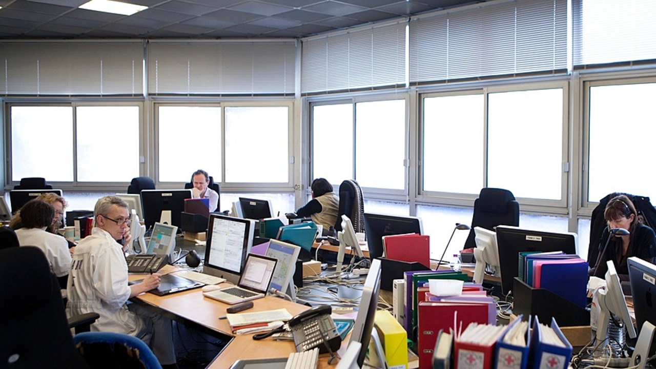 Le service d'accès aux soins se caractérise par un numéro unique. L'appel fait l'objet d'un premier tri rapide avant son transfert vers la filière aide médicale urgente ou la filière médecine générale. (Amélie Benoist/BSIP)