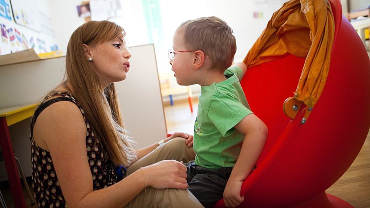 Les formations visent notamment à aider les professionnels à trouver les formes de communication les plus adaptées à chacun. (Amélie Benoist/BSIP)