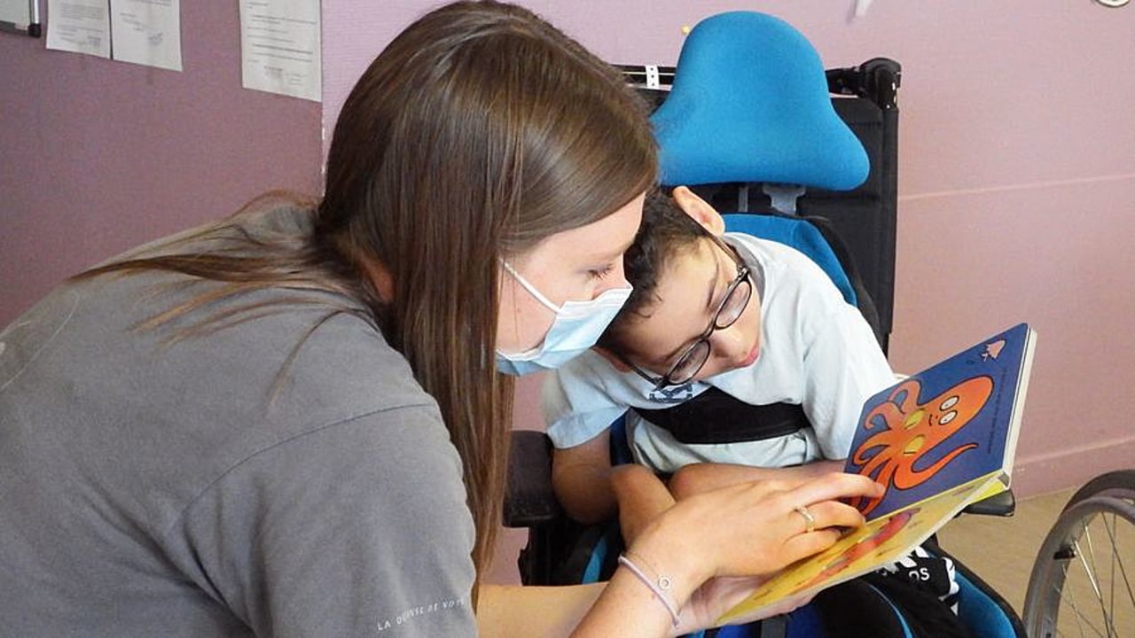 Ces recommandations visent à allier protection des enfants les plus à risque de forme grave de Covid-19, notamment les polyhandicapés, et continuité de la pédagogie et des accompagnements médico-sociaux. (Emmanuelle Deleplace/Hospimedia)