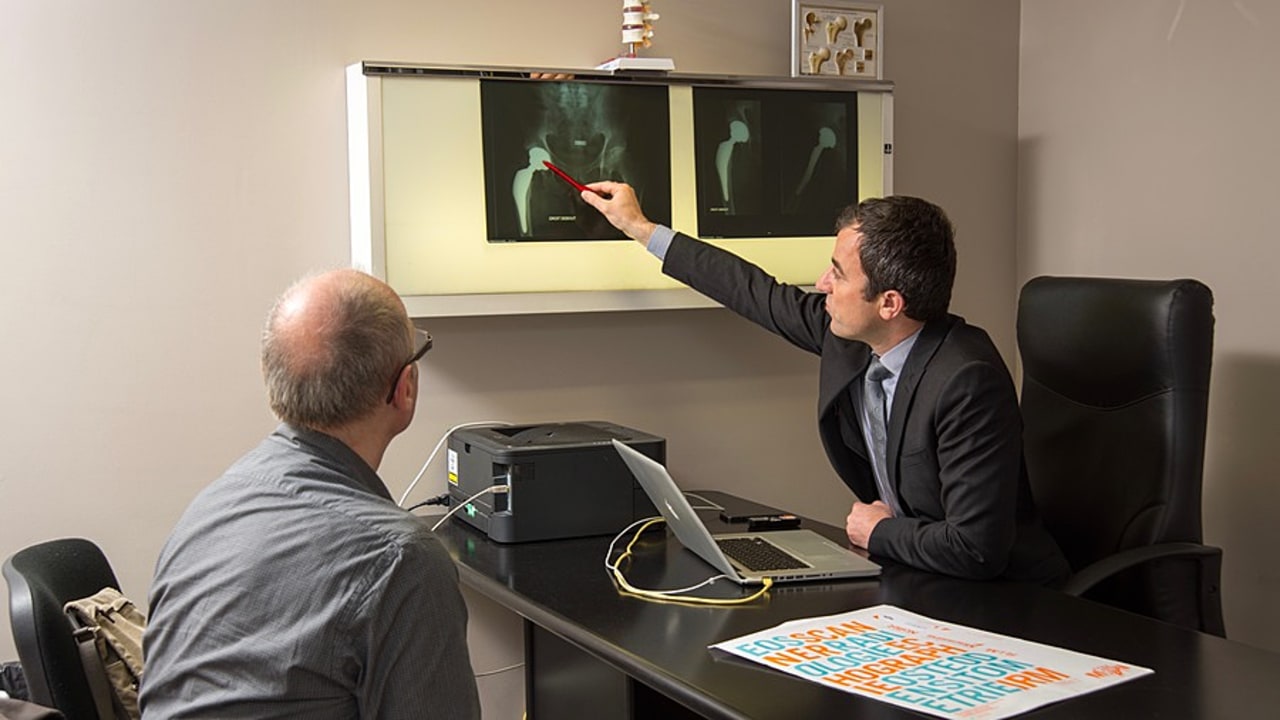 L'annulation des activités programmées s'est traduite pour les hôpitaux de proximité par une suspension des consultations avancées de spécialistes. (Belmonte/BSIP)