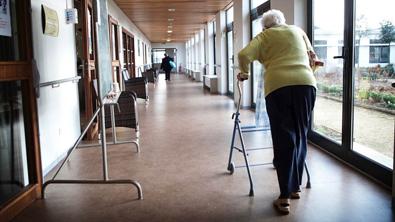 Auditionnées par la commission d'enquête du Sénat, les fédérations ont raconté comment la crise du Covid-19 a constitué un "tsunami" dans l'organisation des Ehpad. (Amélie Benoist/BSIP)