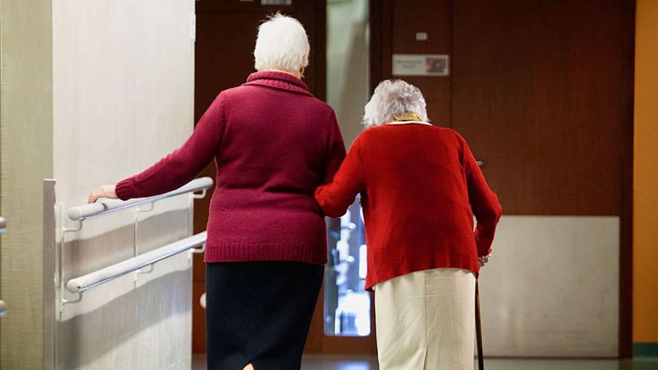 L'Anap recense des innovations d'organisation en Ehpad dans un guide. (Amélie-Benoist/BSIP)