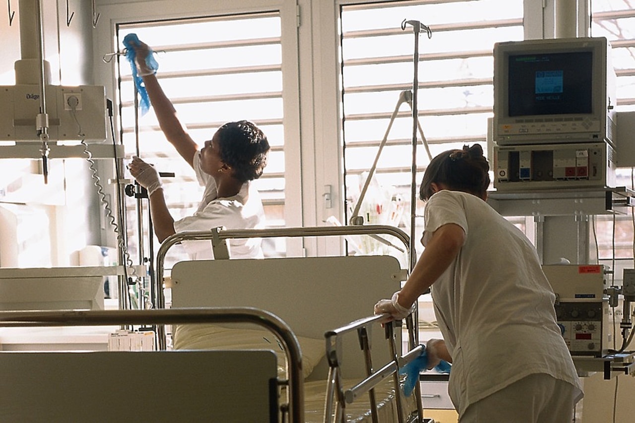 Il faut recourir aujourd'hui "de façon beaucoup plus proportionnée et localisée" à la déprogrammation des soins, estime la DGOS. (Bagheera/Propixo)