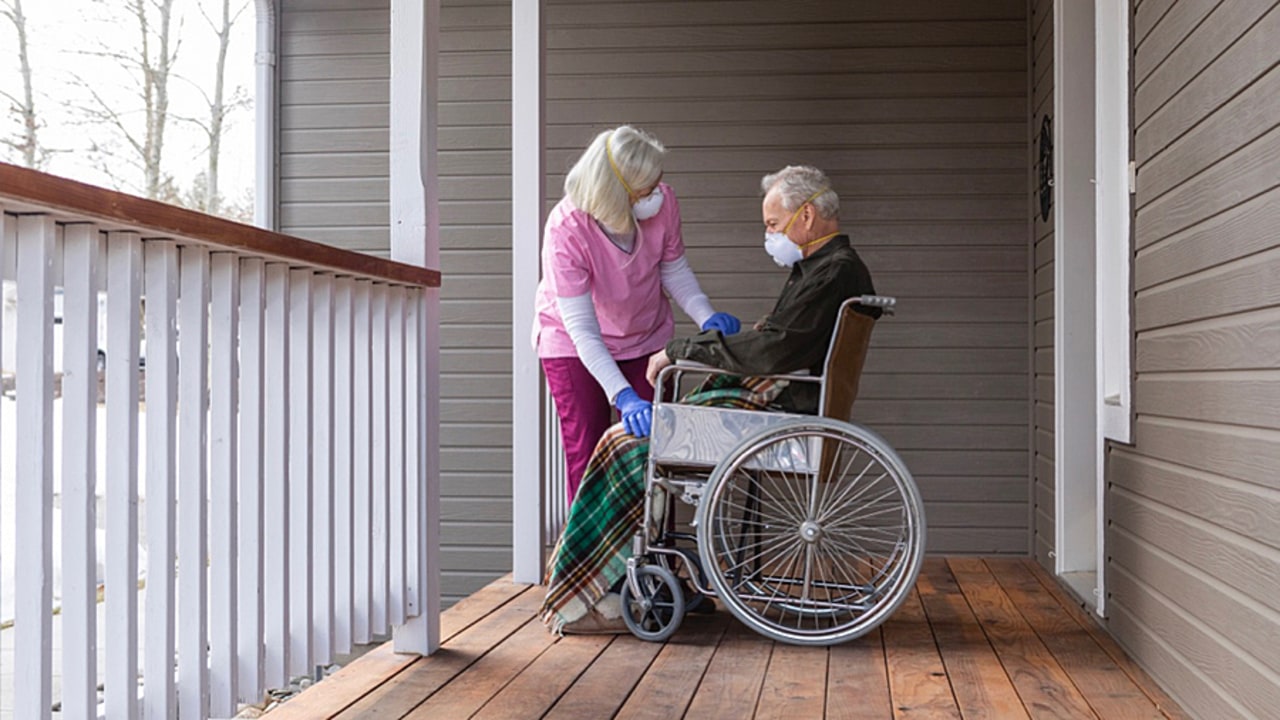 Le Synerpa reste en alerte et surveille les indicateurs de l'épidémie en Ehpad. (Tetra/BSIP)