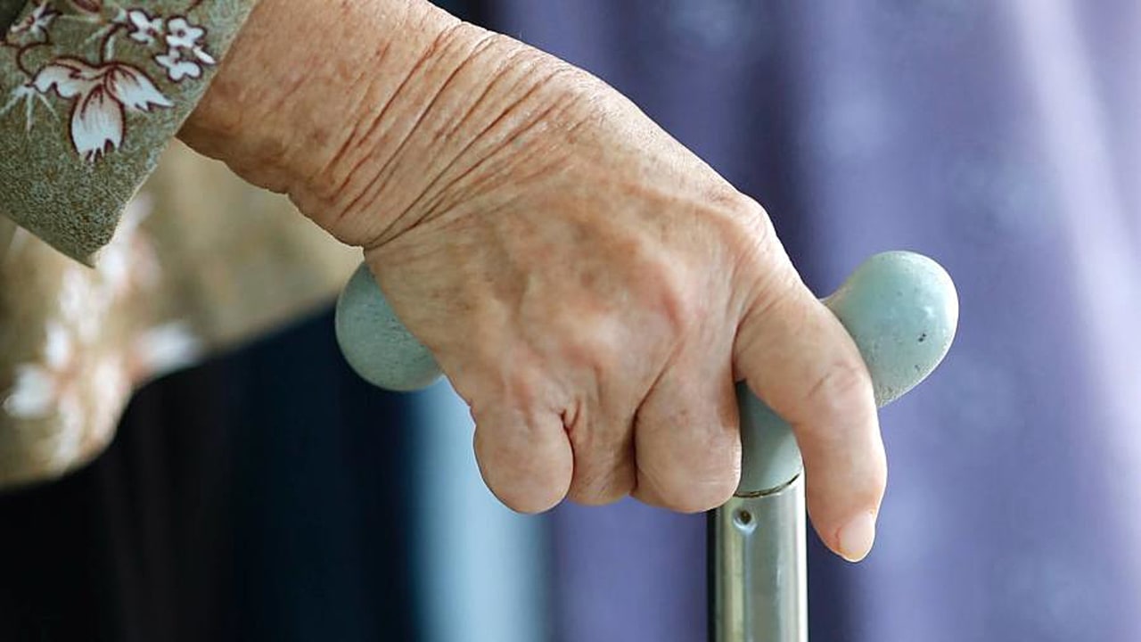 Parmi les pistes explorées par le rapport Laurent Vachey, la fin d'une série d'exonérations fiscales impactera directement les plus âgés. (Godong/BSIP)