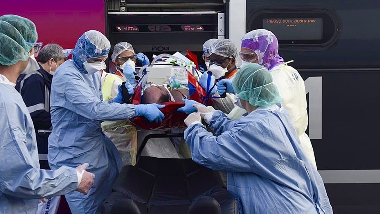 Pour installer dans les trains les brancards, qui pèsent parfois jusqu'à 130 kg équipements compris, il faut pas moins de onze porteurs et une quinzaine de minutes par patient. (Ministères sociaux/Dicom/Jacques Witt/Sipa Press)