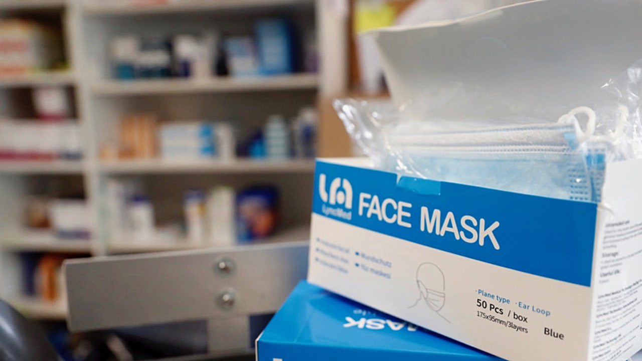 Un circuit spécifique de distribution en cas de tensions d'approvisionnement est prévu pour les établissements de santé et médico-sociaux pour bénéficier notamment de masques chirurgicaux ou FFP2. (Godong/BSIP)