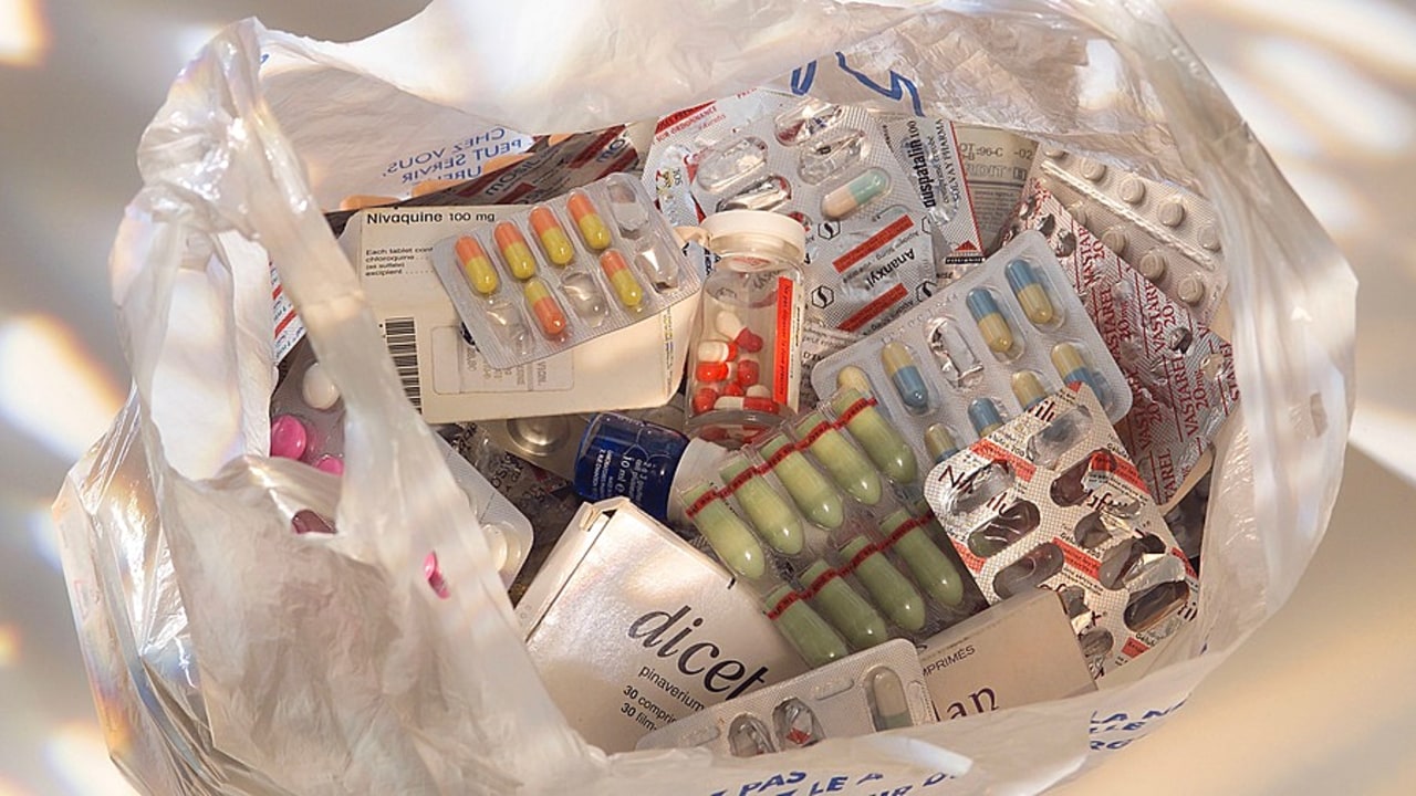 Réduire les résidus médicamenteux dans l'eau est l'une des priorités affichées en France par le C2DS. Cela suppose par exemple que l'État s'interroge enfin sur l'absence d'un circuit de (re)traitement des médicaments périmés. (Chassenet/BSIP)