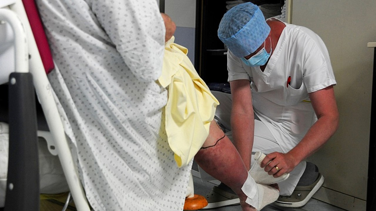 Chaque année, 6,5% des personnels éligibles au CGOS remplissent les conditions d'une mise en demi-traitement, soit plus de 3 mois d'arrêt en congé maladie ordinaire, 1 an en congé longue maladie ou 3 ans en congé longue durée. (Pascal Bachelet/BSIP)