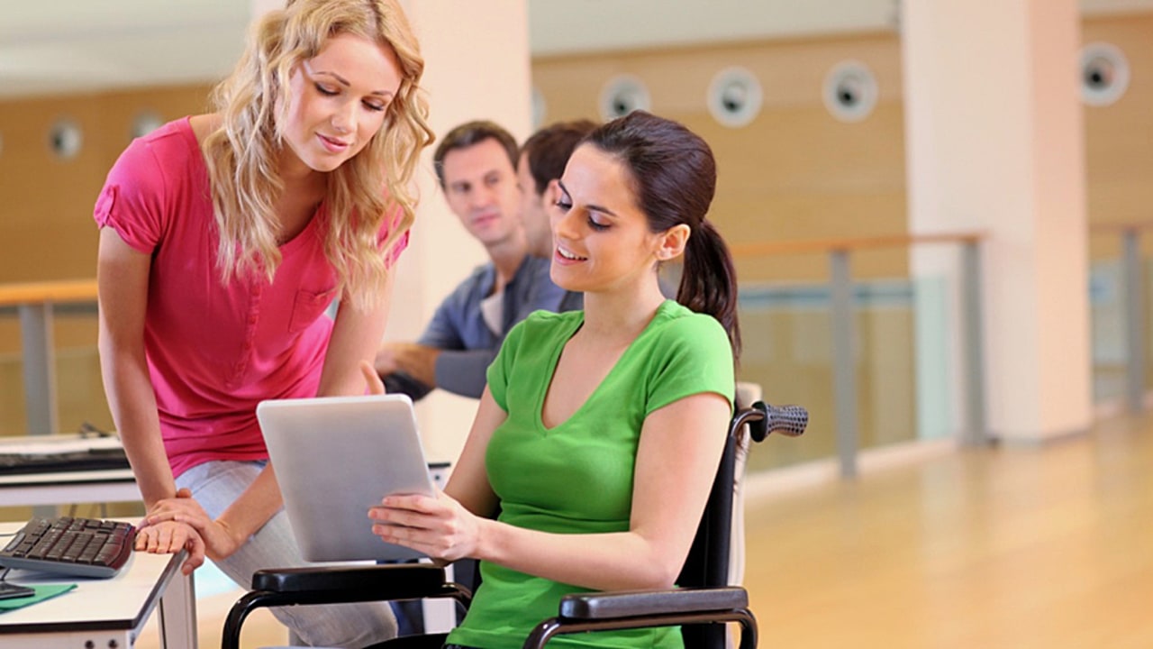 Les jeunes bien souvent n'ont jamais eu de vie professionnelle. (Ingram/BSIP 