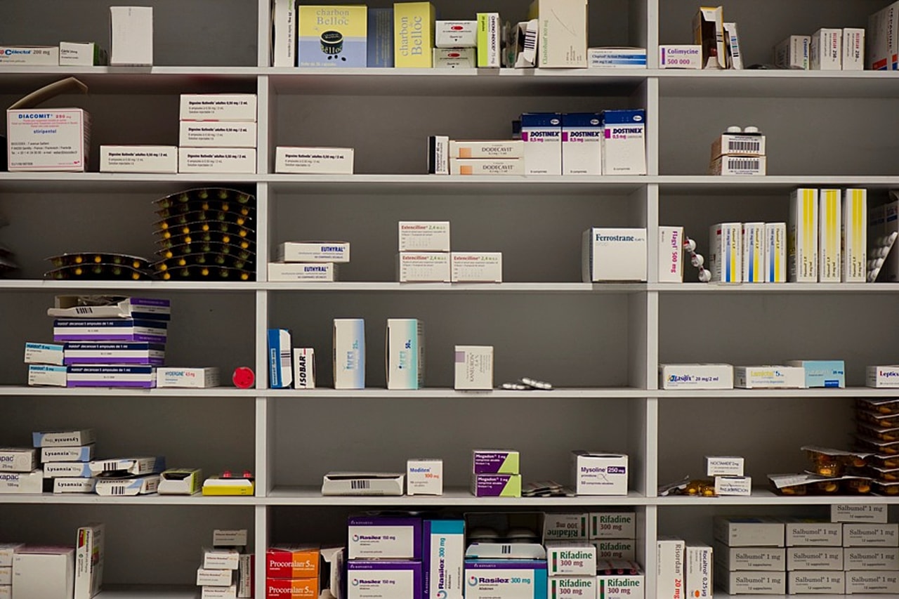 La crise sanitaire a mis en exergue les pénuries d'hypnotiques, mais les pharmacies, comme ici celle du CHU de Bordeaux, connaissent régulièrement des tensions d'approvisionnement dans différentes spécialités. (Jose Oto/BSIP)
