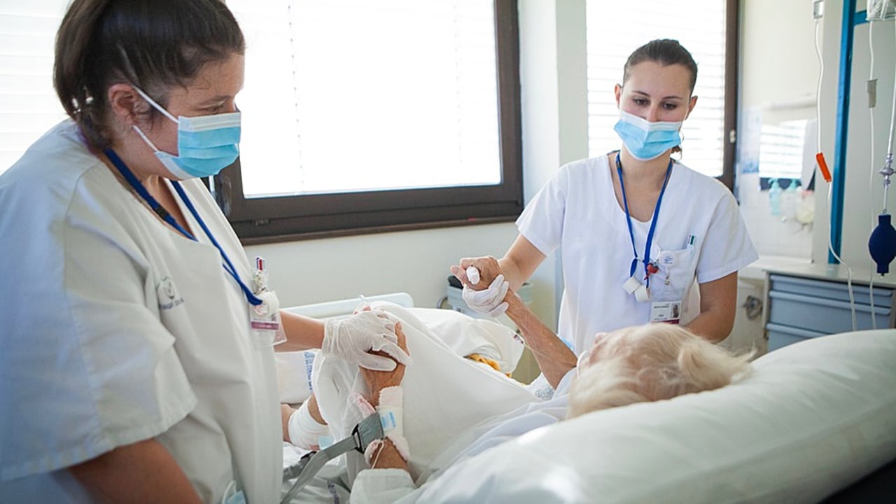 Au sein des unités Covid, une unité de soins doit être recréée pour éviter au maximum la sortie des professionnels. (Amélie Benoist/BSIP)