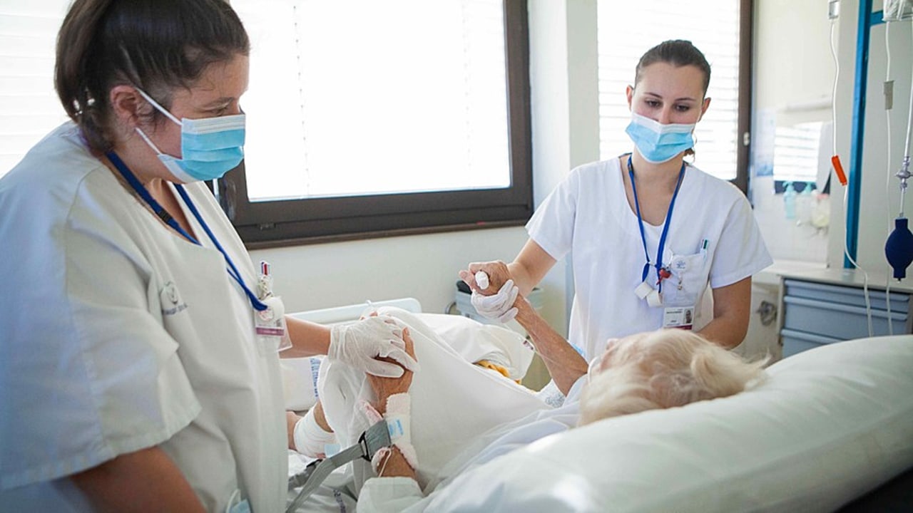 La valorisation des métiers en Ehpad est une problématique complexe, une sociologue travaille actuellement sur un outil de reconnaissance non monétaire. (Amélie Benoist/BSIP)