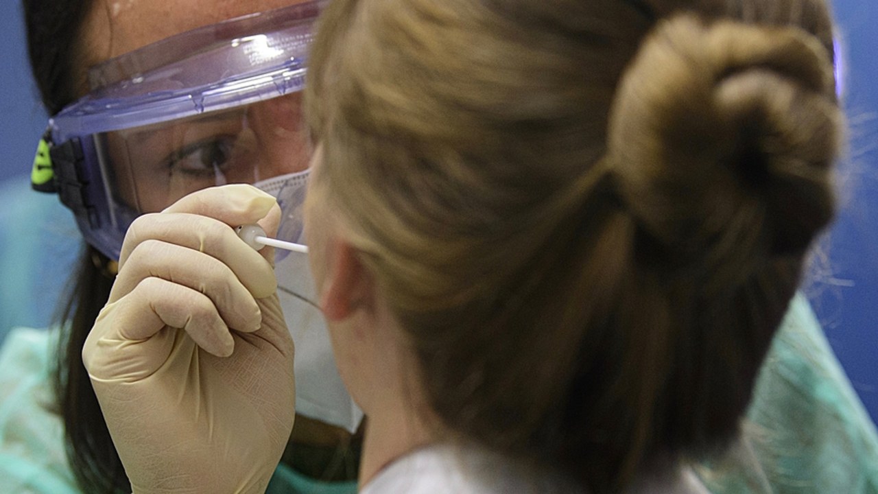 Les professionnels au contact des personnes fragiles accueillies en établissement sont visées par une campagne massive de dépistage. (Picture Alliance/BSIP)