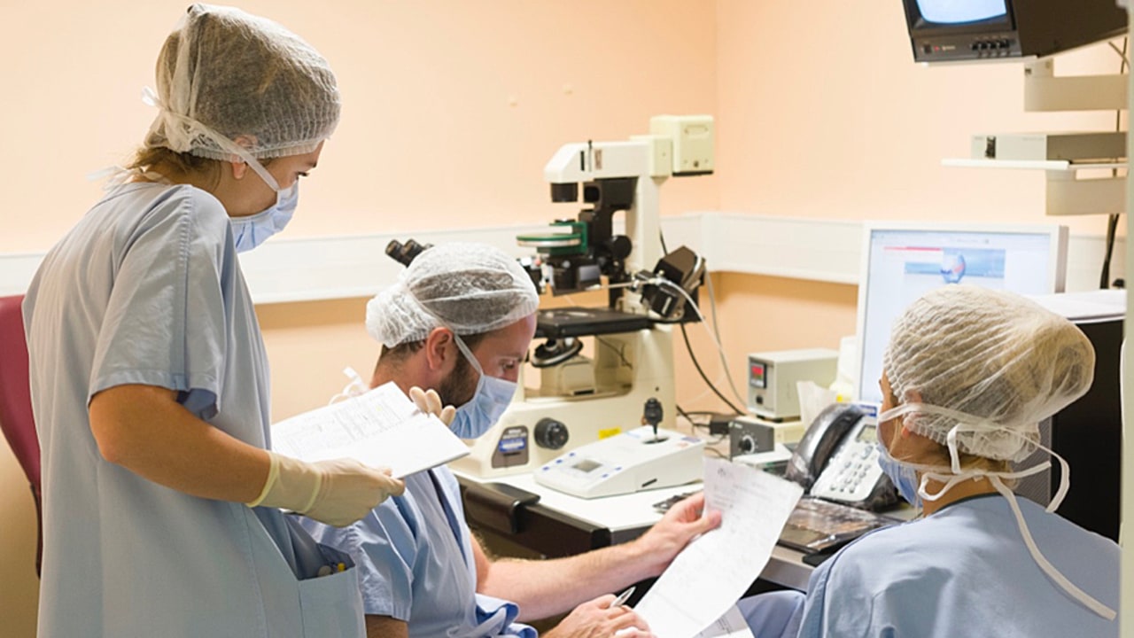 En plus du respect de différents principes (justice, équité, dignité de la personne, etc.), la décision éthique est collégiale, conforme au droit en vigueur et inclut les représentants des usagers. 