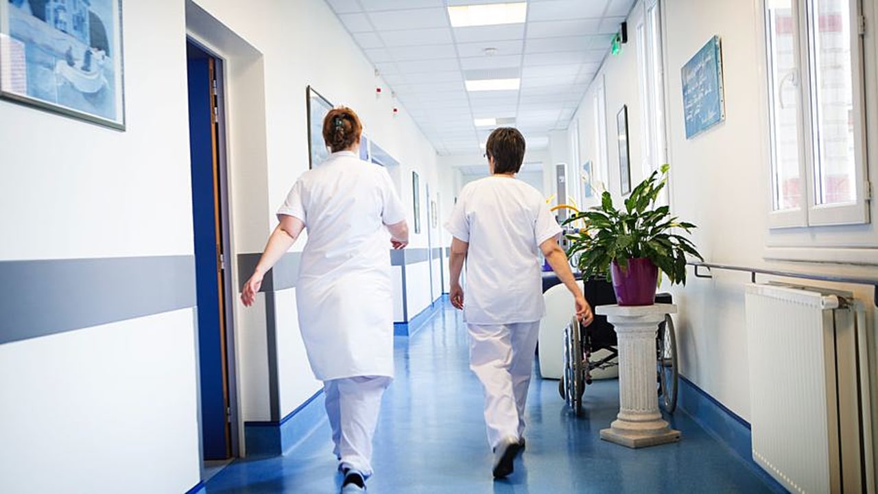 La campagne de recrutement d'urgence sur les métiers du grand âge s'ouvre à tous les demandeurs d'emploi. (Amélie-Benoist/BSIP)