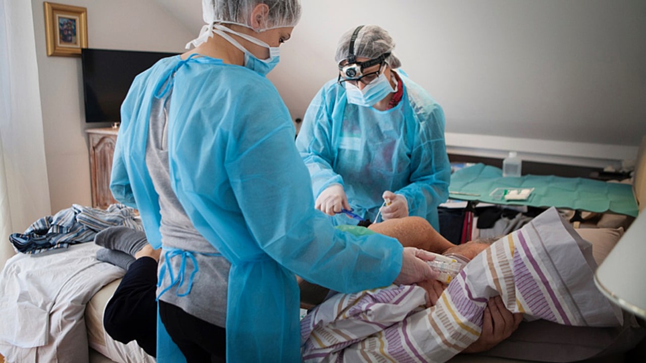 Chatbot, messagerie sécurisée, portail d'échange entre professionnels… Des solutions numériques sont à la portée des structures d’HAD pour faciliter les échanges entre les différents acteurs. (Amélie Benoist/BSIP)