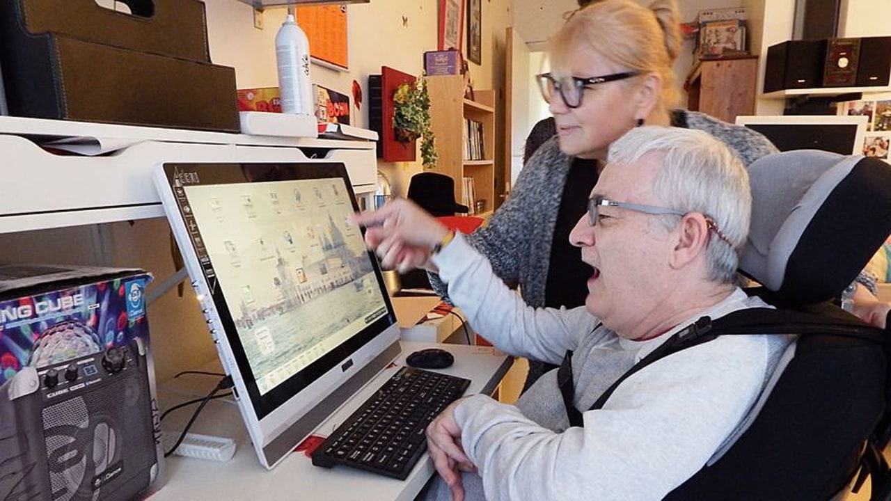 La HAS invite les accompagnants à individualiser la communication et encourager l'autodétermination. (Emmanuelle Deleplace/Hospimedia)