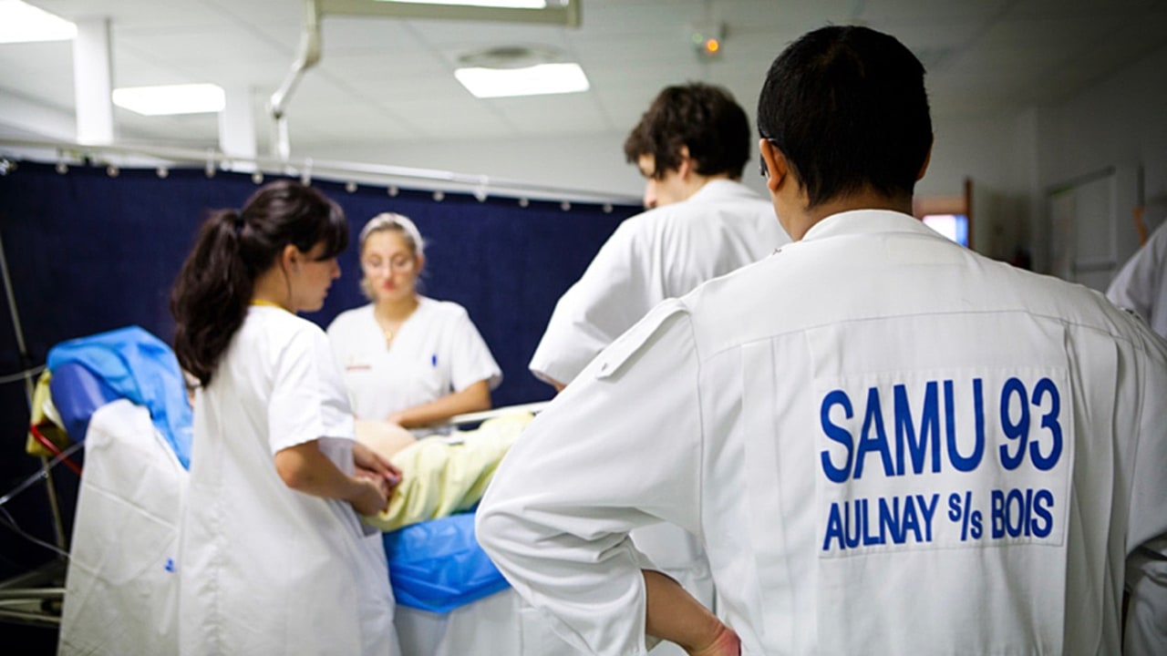 La stratégie pour les urgences est d'accueillir dans les services hospitaliers en dernier recours grâce à une coopération accrue avec la ville et l'HAD. (Amélie Benoist/BSIP)