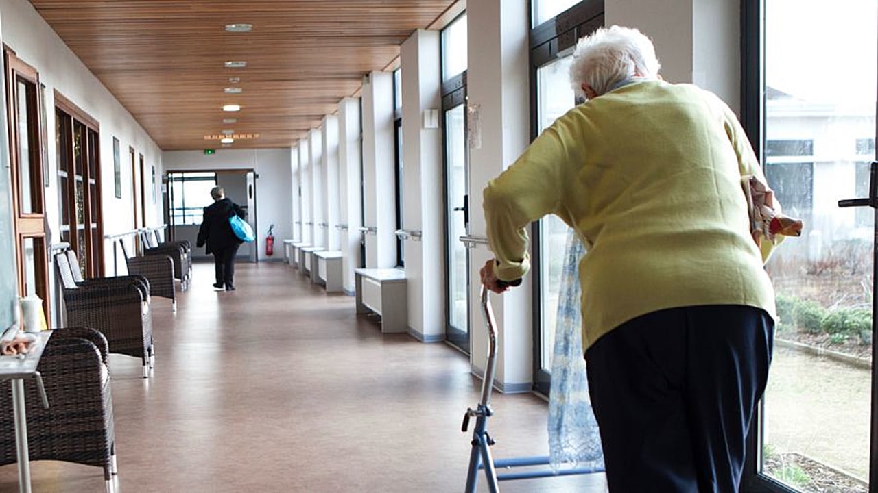 Une campagne de dépistage systématique hebdomadaire des professionnels par tests antigéniques est envisagée pour mieux protéger les résidents d'Ehpad. (Amélie Benoist/BSIP)