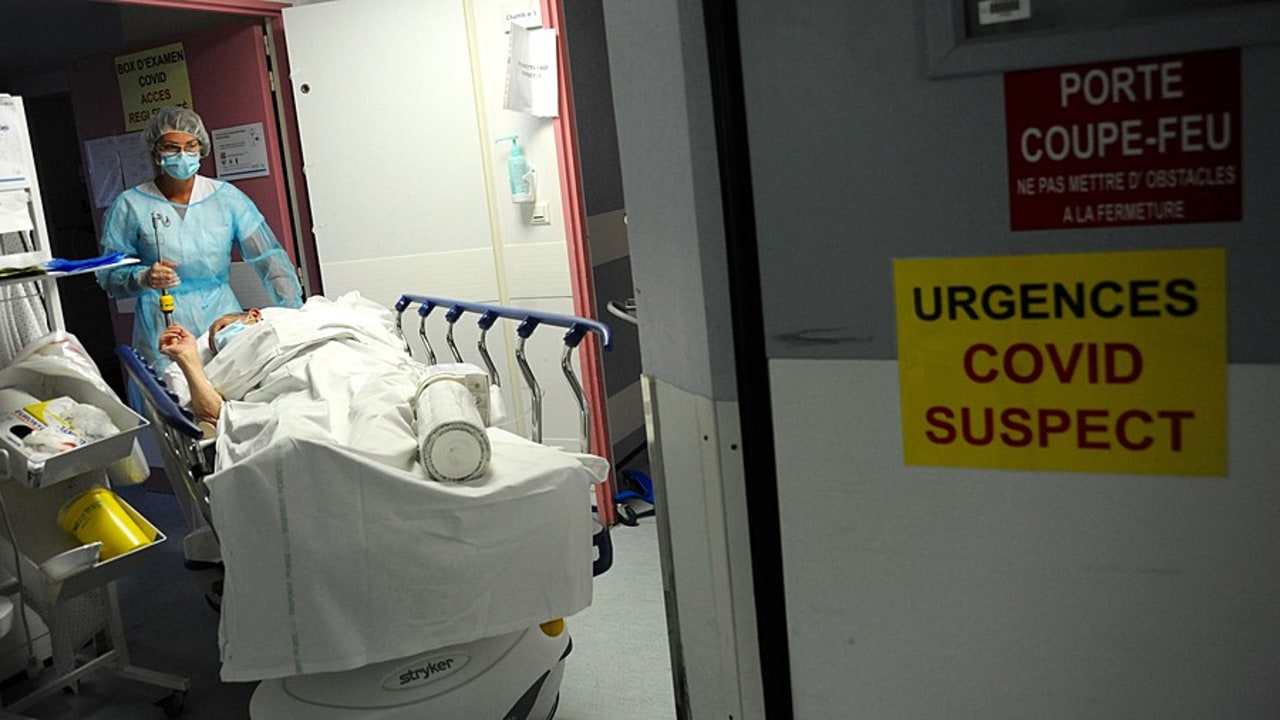 Le maintien en poste d'un personnel soignant (ou non) est limité aux seuls professionnels asymptomatiques et non remplaçables, dès lors que "les bénéfices de sa présence sont supérieurs aux risques associés à son absence". (Pascal Bachelet/BSIP)