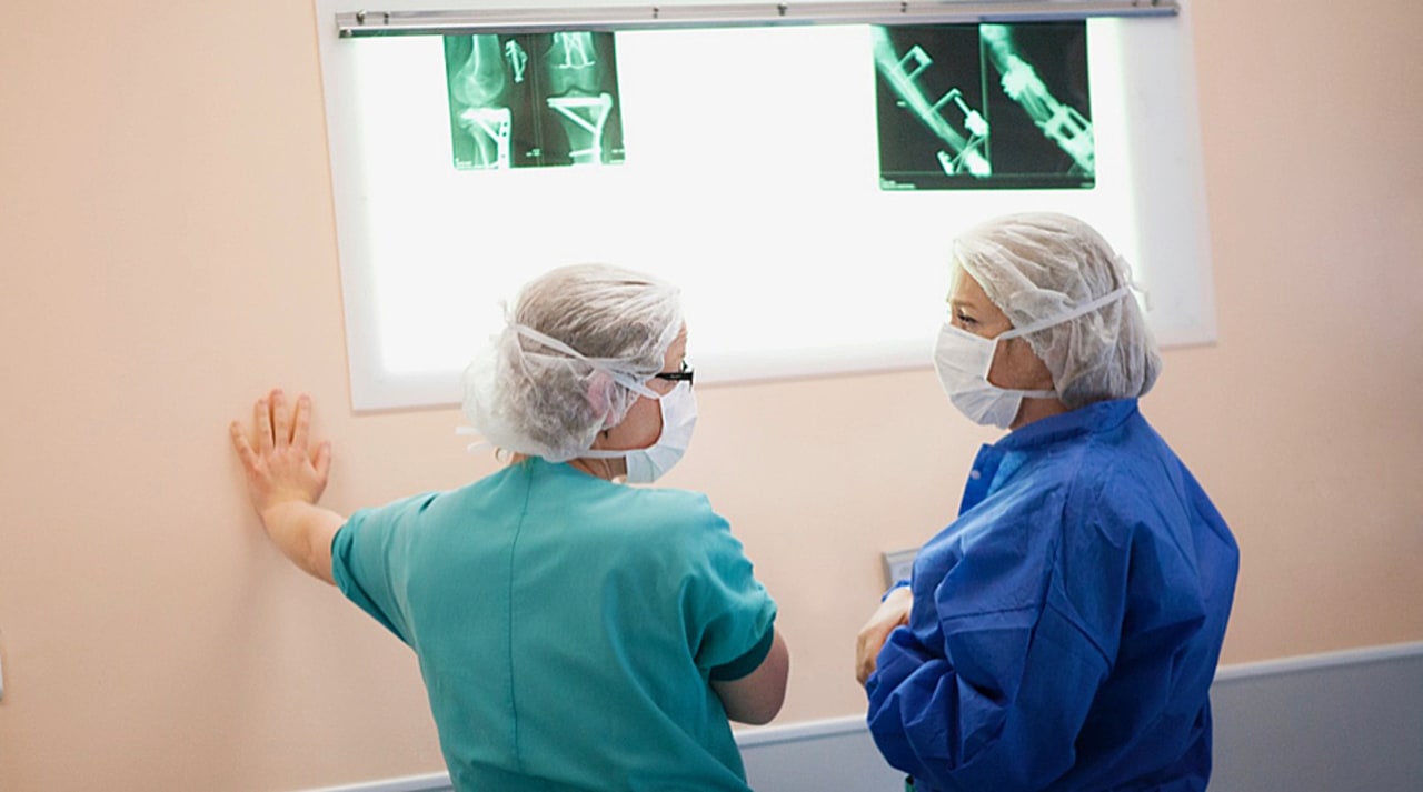 Plutôt que de créer une nouvelle profession intermédiaire ex nihilo, les députés s'accordent sur le besoin d'un rapport portant sur l'ensemble des pratiques avancées afin de libérer du temps médical. (Amélie Benoist/BSIP)