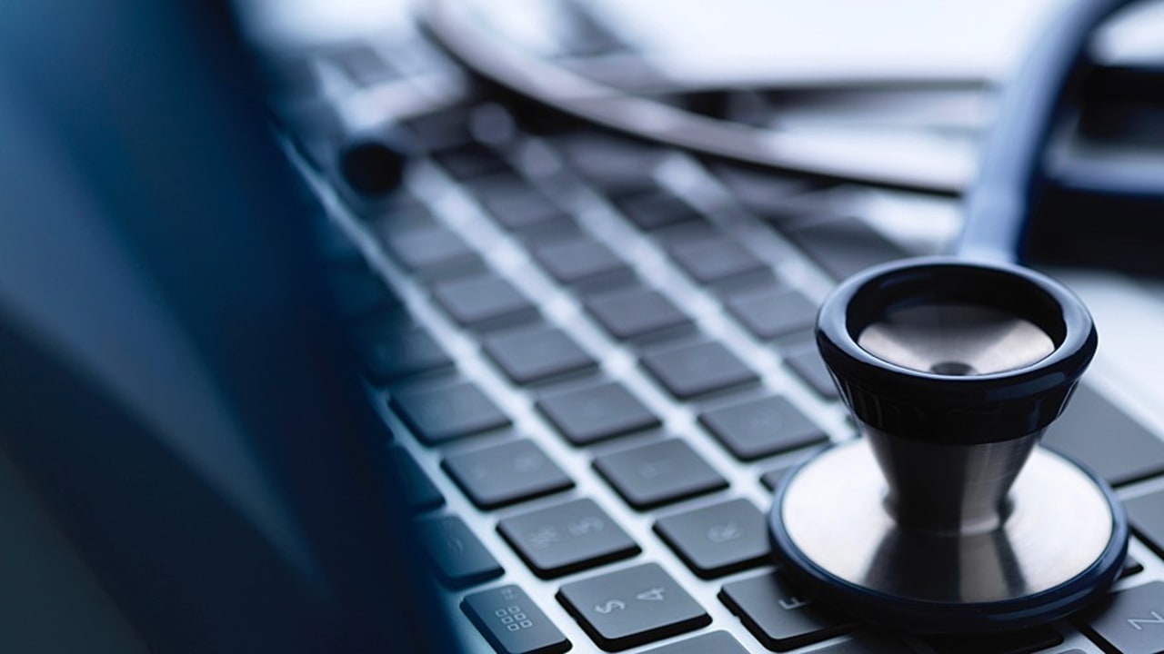 Le Conseil d'État annule le décret de décembre 2018 sur les départements d'information médicale. L'accès des prestataires extérieurs et des commissaires aux comptes est visé. 