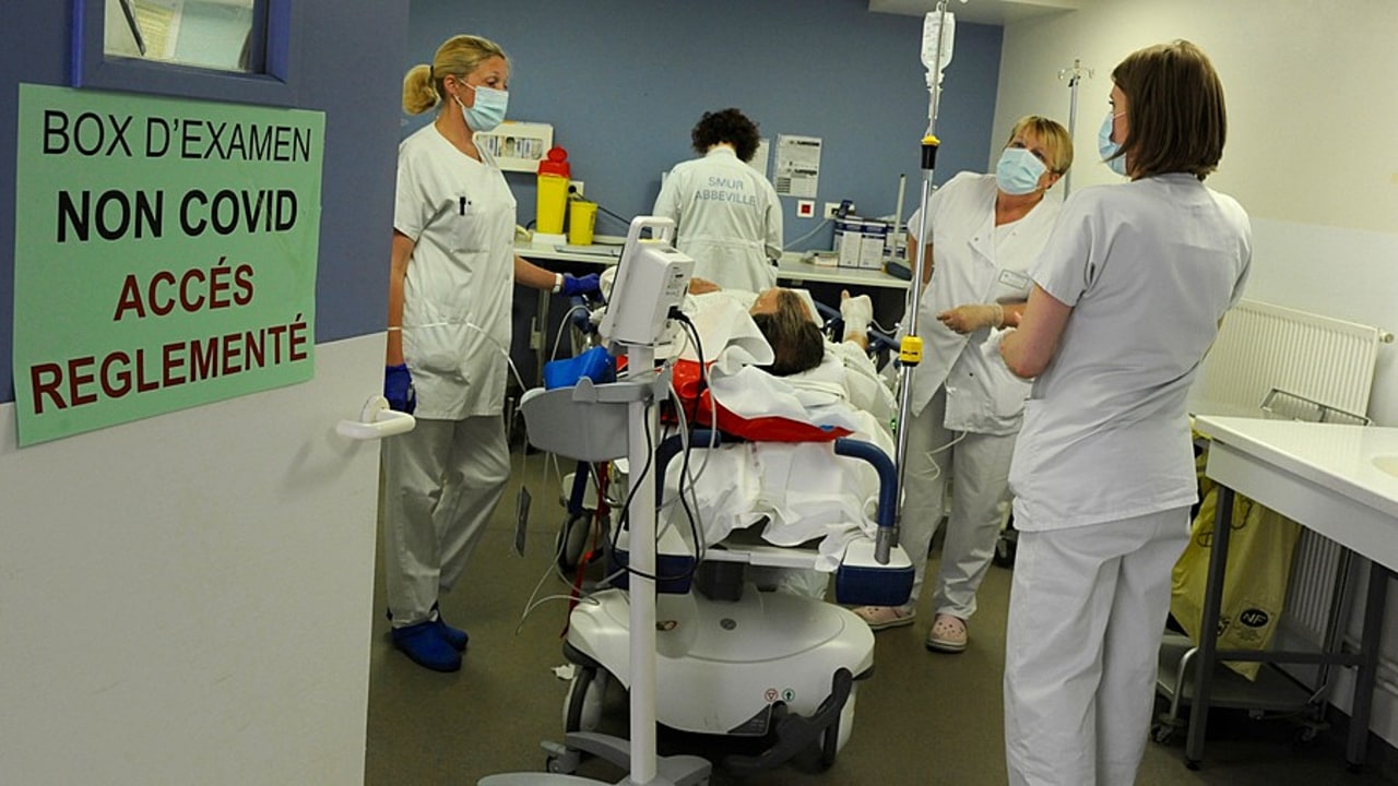 Globalement, l'éligibilité des fonctionnaires (titulaires ou stagiaires) et contractuels hospitaliers au nouveau complément de traitement indiciaire de 49 points est liée à celle de leur établissement d'accueil. (Pascal Bachelet/BSIP)