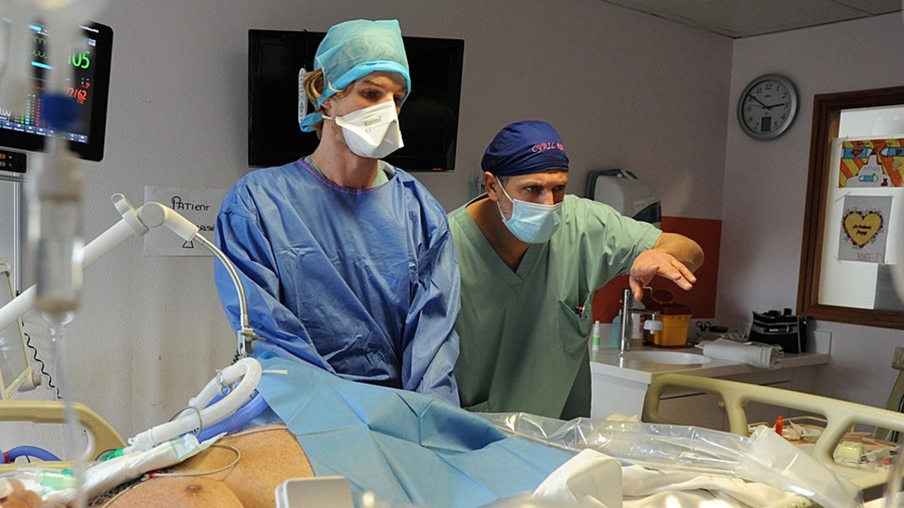 Le HCSP propose de prolonger éventuellement le port d'un masque FFP2 après la réalisation d'un acte à risque d'aérosols chez des patients Covid-19. Le masque médical de type II demeure le masque porté hors situations spécifiques. (Pascal Bachelet/BSIP)