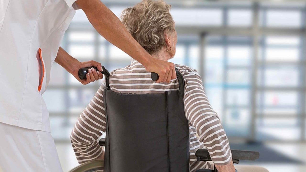 La grille Aggir permet d'identifier les différentes difficultés rencontrées par une personne âgée dans la réalisation des activités de la vie courante. (Chassenet/BSIP)