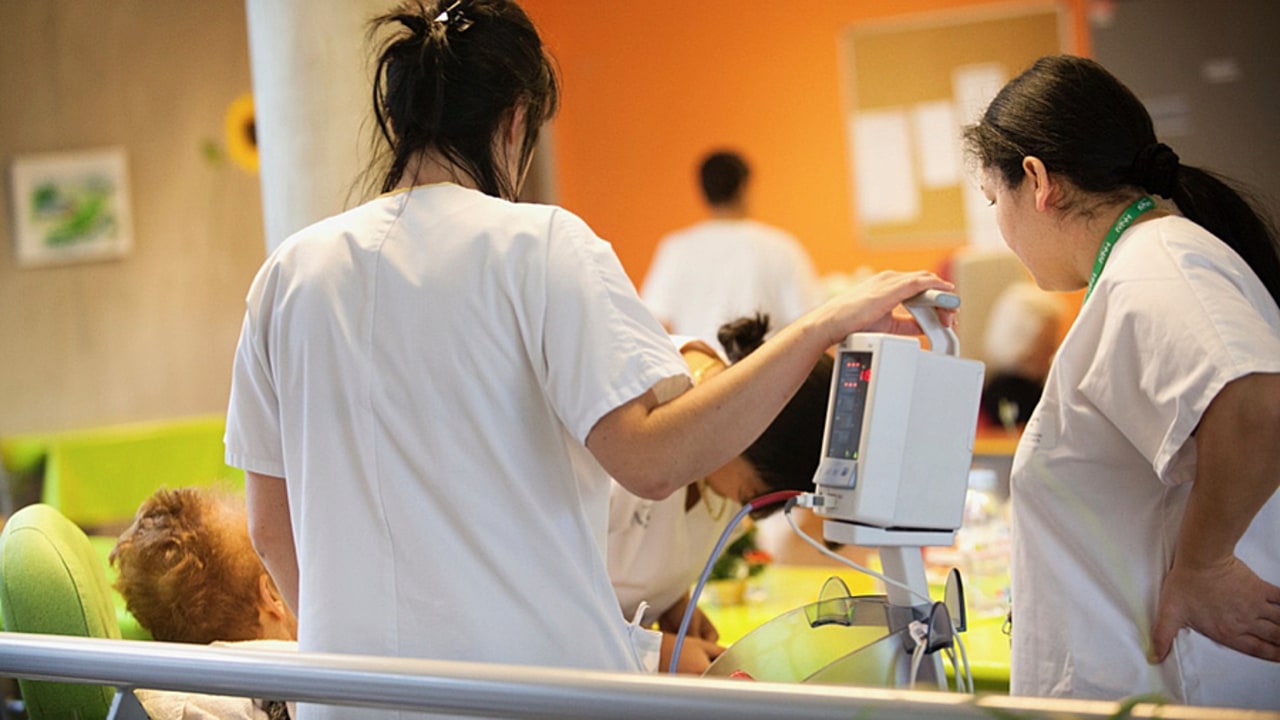 Olivier Véran s'est dit "très fier" de l'action des établissements d'HAD pendant la crise, réaffirmant sa confiance dans l'avenir et le développement de l'hospitalisation à domicile. (Amélie Benoist/BSIP)