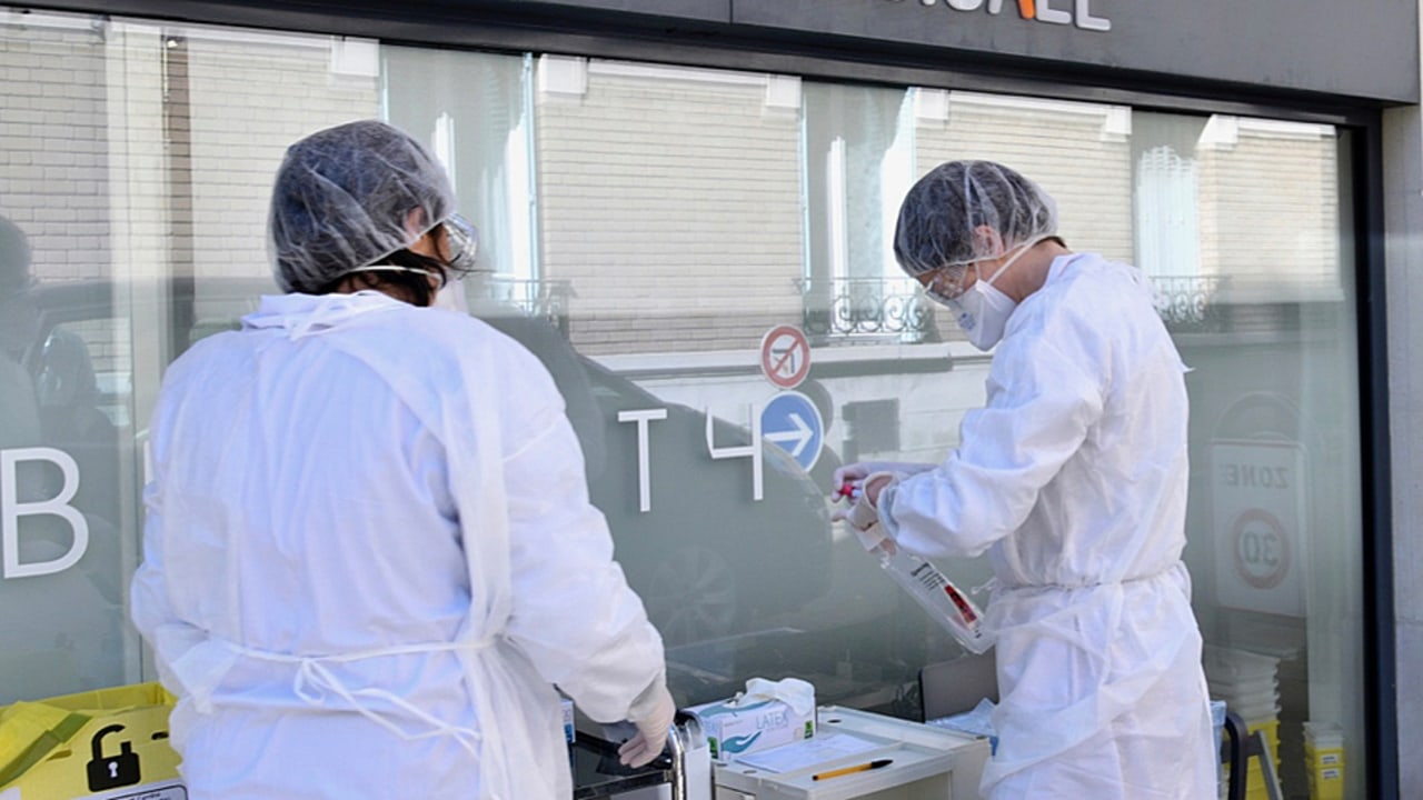 Entre le criblage systématique des tests PCR et un séquençage par échantillonnage, les biologistes hospitaliers préconisent la seconde solution, pour mieux identifier le variant. (Tirot)