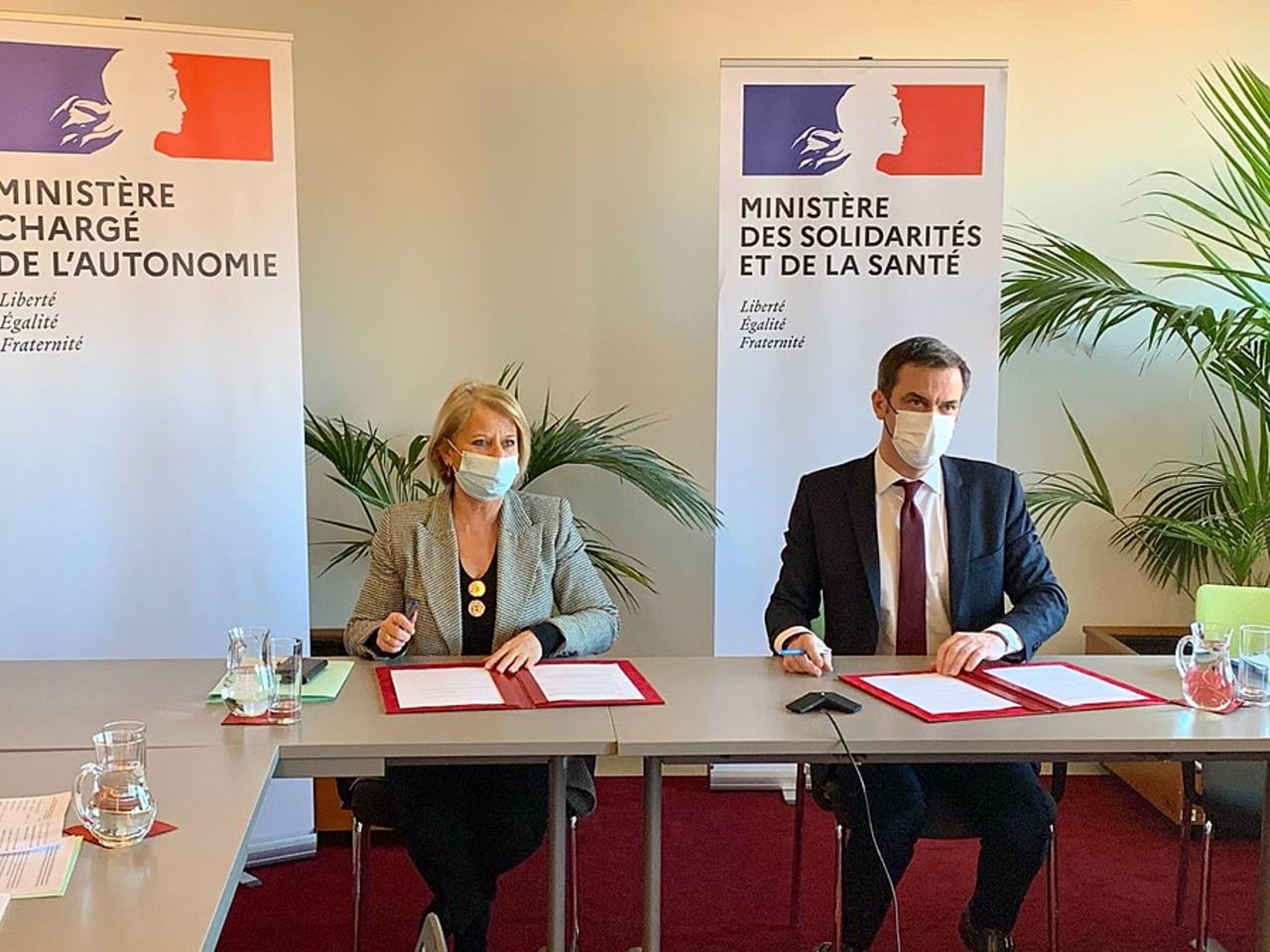 Brigitte Bourguignon et Olivier Véran poursuivent les revalorisations des agents du secteur public mais le compte n'y est pas encore. (Ministère des Solidarités et de la Santé).