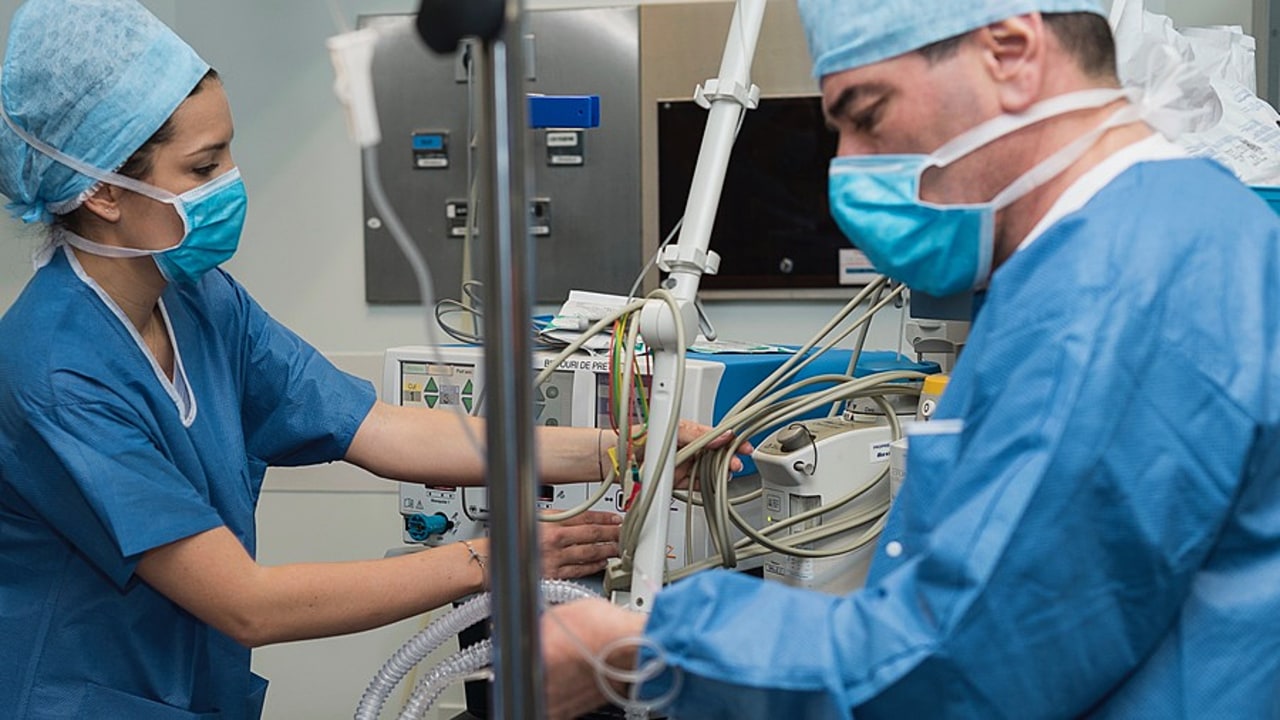 Même s'il s'agit d'une ressource rare, les anesthésistes-réanimateurs infectés mais asymptomatiques seront systématiquement évincés, même s'ils sont mobilisés dans une unité de réanimation. (A. Noor/BSIP)