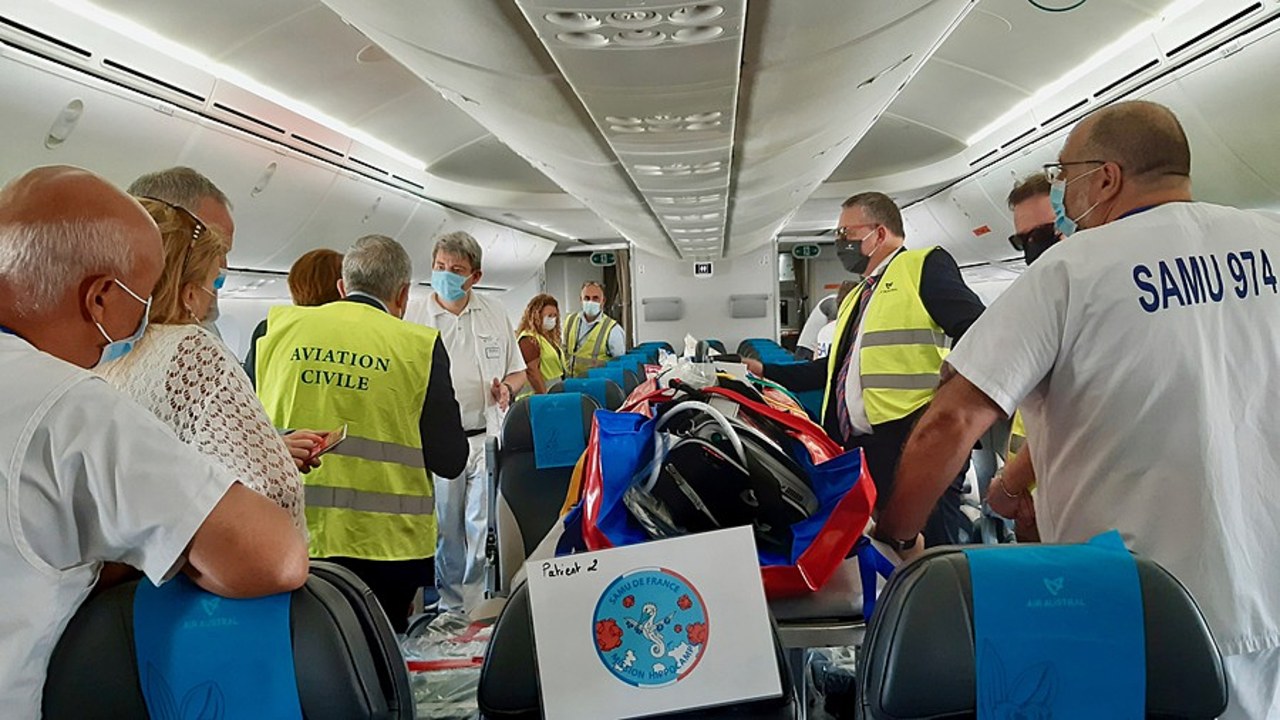 L'état de santé des quatre patients mahorais âgés de 40 à 70 ans, en réanimation pour cause de Covid-19 mais mono défaillants, est resté stable durant les onze heures de vol la nuit du 4 au 5 mars. À l'arrivée à Paris, ils ont été transférés vers trois cliniques privées et un hôpital de l'AP-HP. (CHU La Réunion/ARS La Réunion)