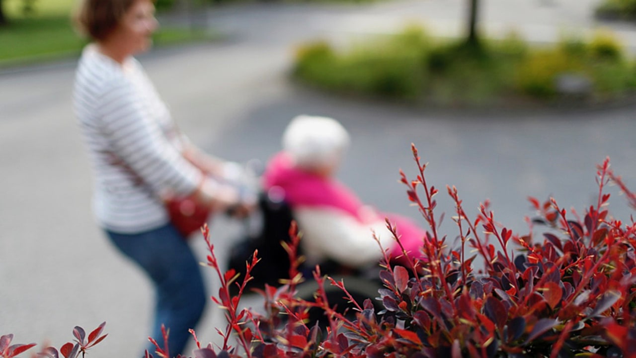 Les sorties des résidents vaccinés n'ont rien d'automatiques, elles doivent être autorisées. (Godong/BSIP)