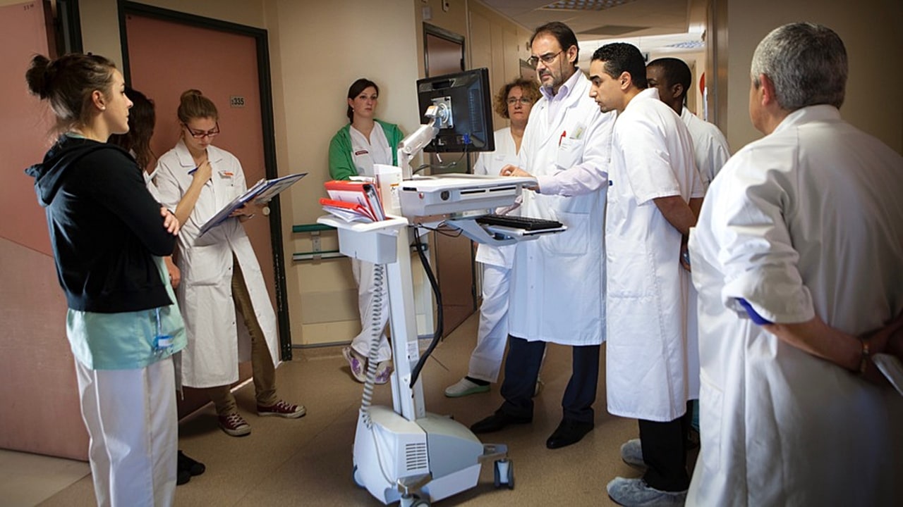 Manager c'est transformer les groupes en équipes et les amener à se réaliser eux-mêmes sur des projets pour, plus tard, prendre la suite. Mais un trop grand nombre de chefs de service vivent encore avec le sentiment daté de rayonner sur un empire. Quand ils partent, c'est la politique de la terre brûlée : aucune succession n'est prévue. (Amélie Benoist / BSIP)