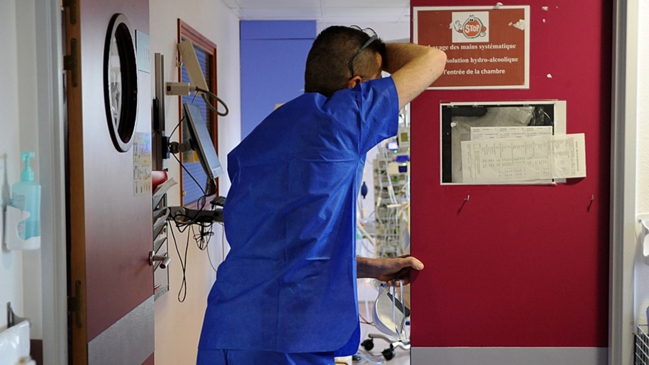 Le rapport 2020 de l'Observatoire national des violences en milieu de santé (ONVS) témoigne d'un "état de soumission et de rabaissement" des personnels de santé face à la violence verbale. Insultes, menaces physiques, menaces de mort... C'est la "saturation". (Pascal Bachelet/BSIP)