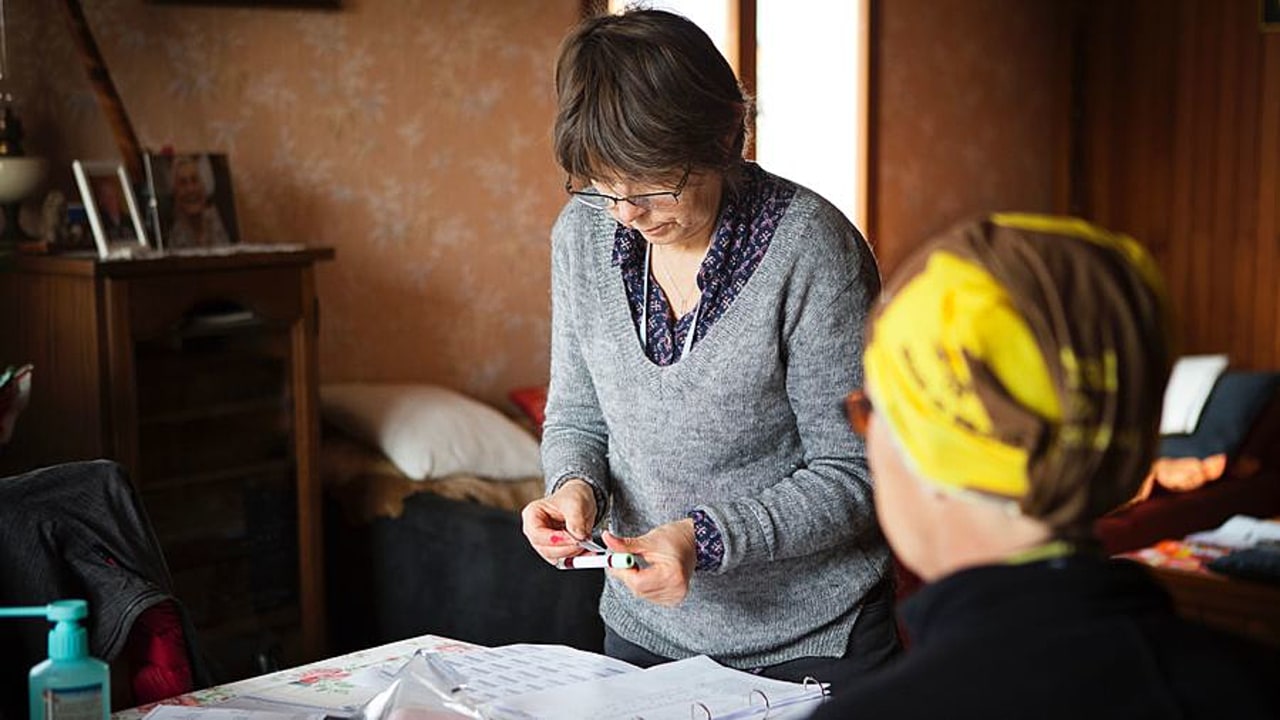Dans ce virage vers l’ambulatoire et le domicile, la formation des professionnels d'oncologie et des aidants est aussi un enjeu important. (Amélie Benoist/BSIP).