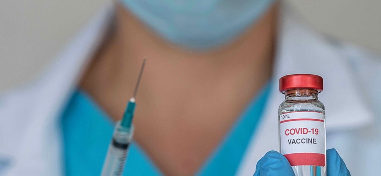 C'est dans un contexte épidémique difficile que de nouvelles catégories de professionnels de santé sont intégrées à la campagne vaccinale contre le Covid-19. (Tetra/BSIP)