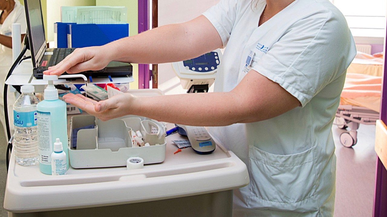 Les résultats de l'audit national Pulpe-friction lancé en 2019 montrent notamment un besoin de sensibilisation à l'importance de la friction hydroalcoolique avant de toucher un patient pour un examen ou un soin. (Belmonte/BSIP)