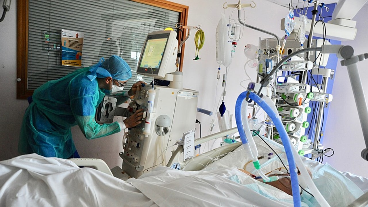 Disposer d'une réserve d'infirmiers et d'aides-soignants compétents en soins critiques confère aux établissements de santé une "réelle agilité" pour étendre en cas de poussée épidémique leur capacité en lits de soins critiques. (Pascal Bachelet/BSIP)