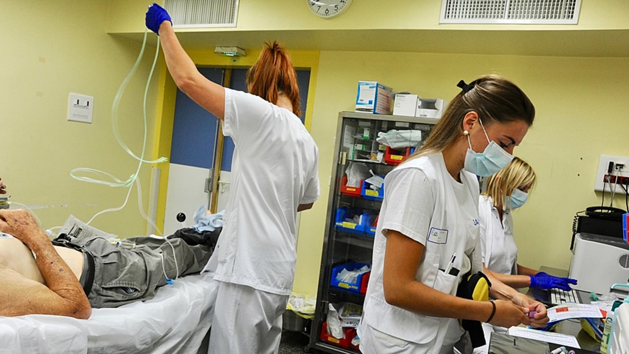 Dans l'idéal, la prise en charge psychiatrique aux urgences doit s'effectuer dans une zone dédiée et indépendante séparée ou au sein du service. À défaut, elle a lieu dans un box classique pour le patient calme et non à risque de passage à l'acte. En cas d'agitation, un box dédié ou adaptable doit en revanche être utilisé. (Pascal Bachelet/BSIP)